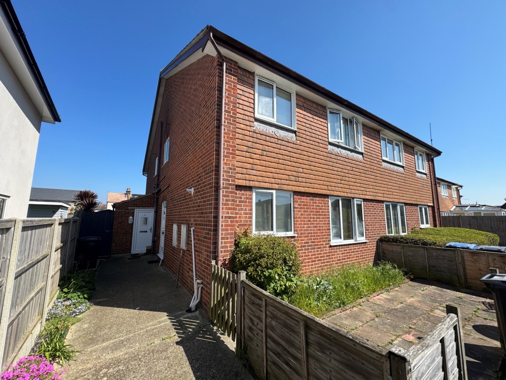 Lot: 109 - TWO-BEDROOM HOUSE FOR INVESTMENT - The property